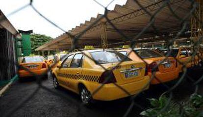 Decenas de taxis estatales permanecen en un estacionamiento, por una céntrica calle de La Habana (Cuba).