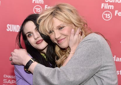 Frances Bean Cobain y su madre, Courtney Love, posan en el estreno de 'Kurt Cobain: Montage Of Heck' (2015) en el festival de Sundance. 