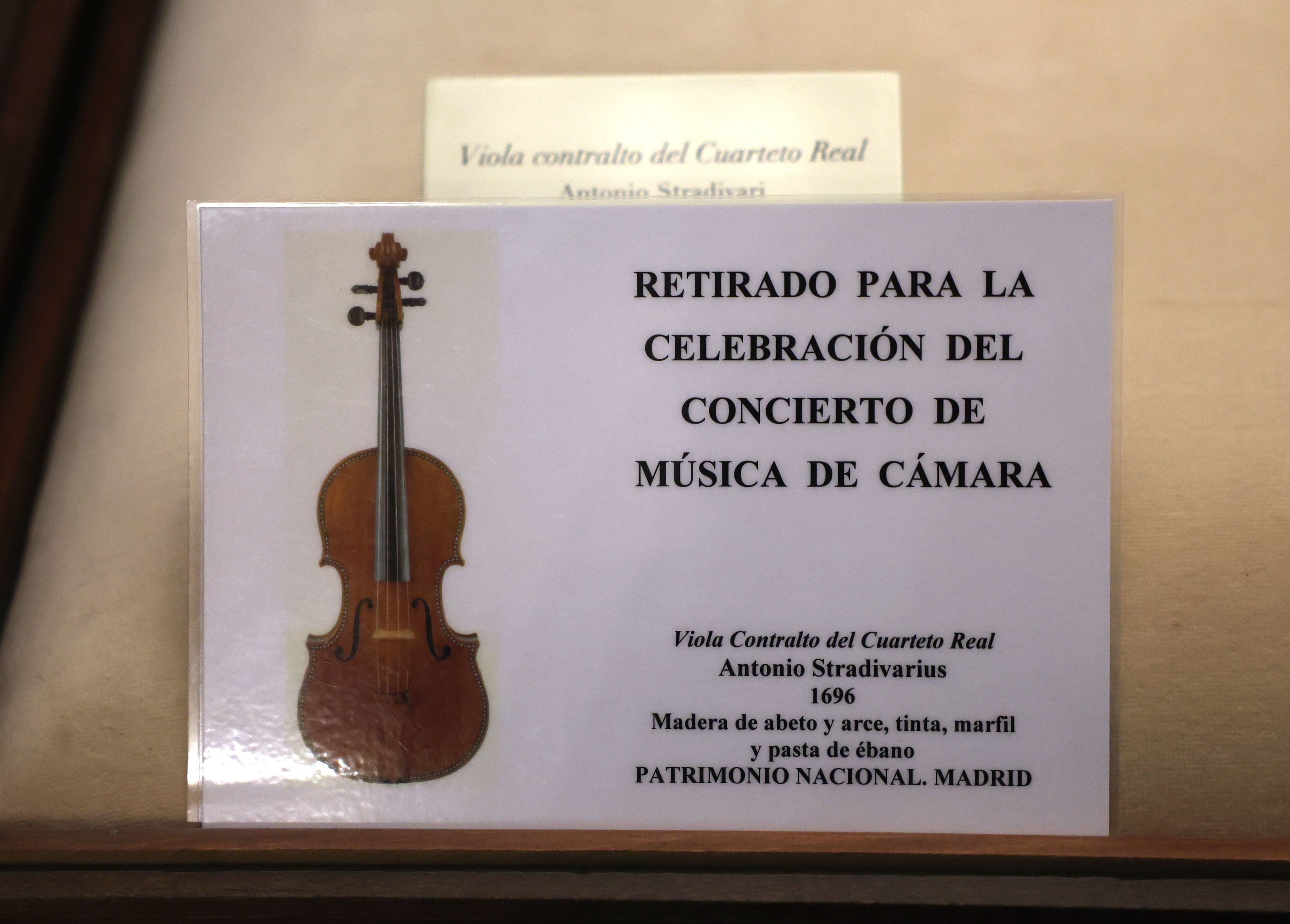 Un cartel indica a los visitantes que los instrumentos han sido retirados para un concierto.