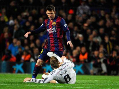 Messi intenta driblar a Kroos.