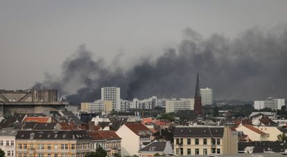 La ciudad de Hamburgo cubierta de humo durante el primer día de la cumbre del G-20. 