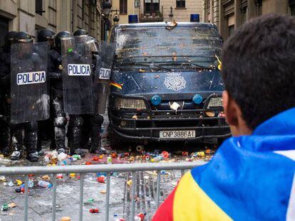 La policia es defensa del llançament d'objectes en una protesta per la sentència del procés el 2019.