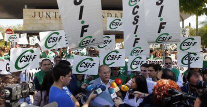 Funcionarios de la Junta de Andaluc&iacute;a, durante la protesta de este lunes en Sevilla por los recortes.