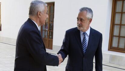 Arenas felicita a Griñán tras la aprobación en el pleno del Parlamento de crear una comisión de investigación sobre los ERE.