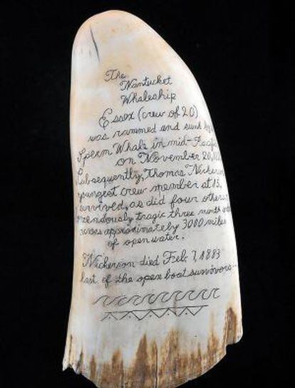 Un diente de una ballena tallado por Lothar R. Candels en homenaje a Thomas Nickerson, un superviviente del ballenero 'Essex'.