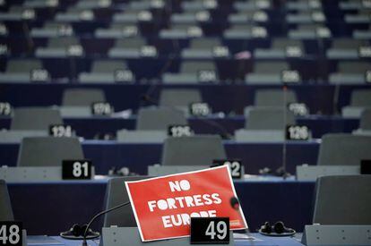 Un cartel con el mensaje 'Europa sin fortalezas' se ve en el escritorio de un miembro del Parlamento Europeo durante un debate en el Parlamento Europeo en Estrasburgo, Francia.