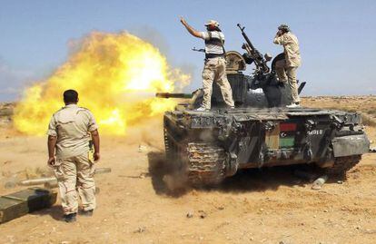 Un carro rebelde dispara contra los gadafistas en Sirte.