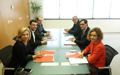 Salvador Illa, a la derecha y en el centro, en la primera reunión de la Comisión Negociadora de PSOE y PSC en 2016.