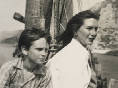 La ensayista y periodista Charmian Clift en un velero junto a uno de sus hijos en Grecia en los años cincuenta.