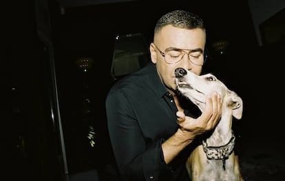 Jorge Javier Vázquez con su galgo Travis.