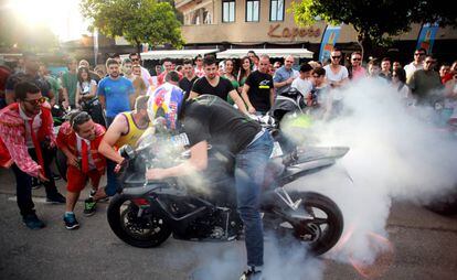 Un motorista es vitoreado por el público en la avenida principal de Jerez (Cádiz).