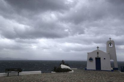 Nubes amenazantes sobre la capilla de San Nicolás, padrón de los marineros, en el puerto de Rafina, al este de Atenas.