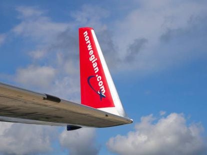 El logotipo de Norwegian en uno de sus aviones.