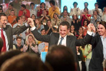 El ministro francés del Interior, Nicolas Sarkozy, flanqueado por Mariano Rajoy y José María Aznar, en el acto de clausura de la convención del PP.