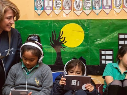 Magdalena Brier, directora general de ProFuturo, con alumnas de uno de los colegios beneficiarios de la fundación.  