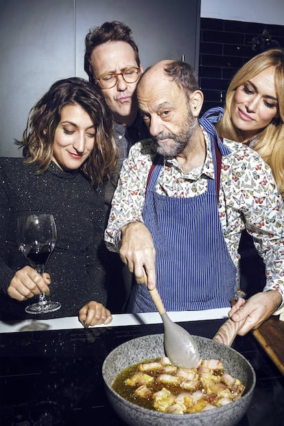 Susi Caramelo, Joaquín Reyes y Patricia Conde observan la fritura de torreznos a cargo de Javier Cansado para su plato estrella: el Toto.