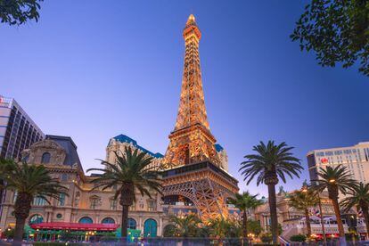 En Las Vegas, la réplica de monumentos se convierte en marca de la casa: la Estatua de la Libertad, una pirámide de Egipto, el Coliseo romano o esta torre Eiffel de 165 metros de alto del hotel casino París Las Vegas, construida entre 1997 y 1999.