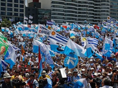 Seguidores del Partido Nacional de Uruguay durante una congregación en Montevideo, en una imagen de archivo.