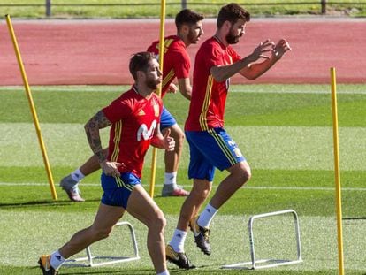 Ramos y Piqué durante el entrenamiento del martes. En vídeo, declaraciones de Julen Lopetegui, seleccionador español.