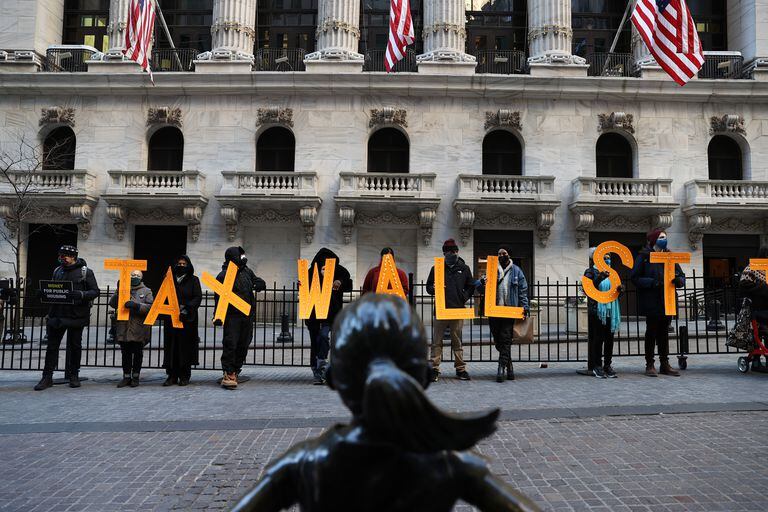 Un grupo de manifestantes protesta frente a la Bolsa de Nueva York por la decisión de Robinhood de suspender la compra de acciones de GameStop la pasada semana.