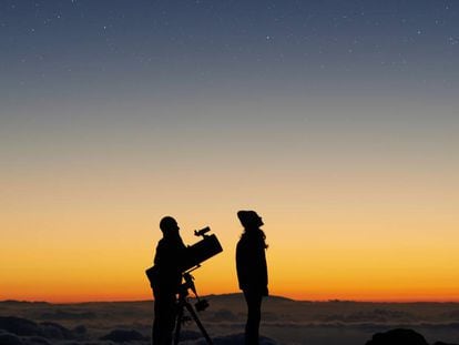 Observación de estrellas durante la excursión que organiza Volcano Teide por el parque nacional del Teide (Tenerife). 