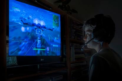 Un niño juega a Fortnite en un televisor.