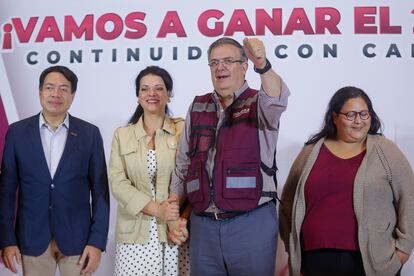 Marcelo Ebrard, acompañado de su esposa Rosalinda Bueso, Mario Delgado y Citlalli Hernández, al registrarse como candidato, el 14 de junio de 2023.