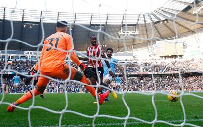 Ivan Toney marca ante Ederson el gol de la victoria del Brentford frente al City este sábado.