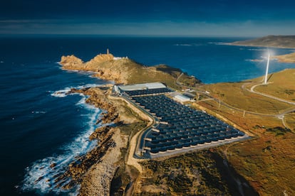 El agua que se utiliza en acuicultura se devuelve en la misma proporción a mares y ríos, y en mejores condiciones porque se depura mediante biofiltros. En la imagen, instalaciones de acuicultura en Galicia.