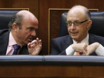 El ministro de Econom&iacute;a, Luis de Guindos (i), y el de Hacienda, Crist&oacute;bal Montoroel 12 de abril de 2012.