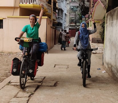 Yesenia, con camiseta verde, es una enfermera canaria varada en India.