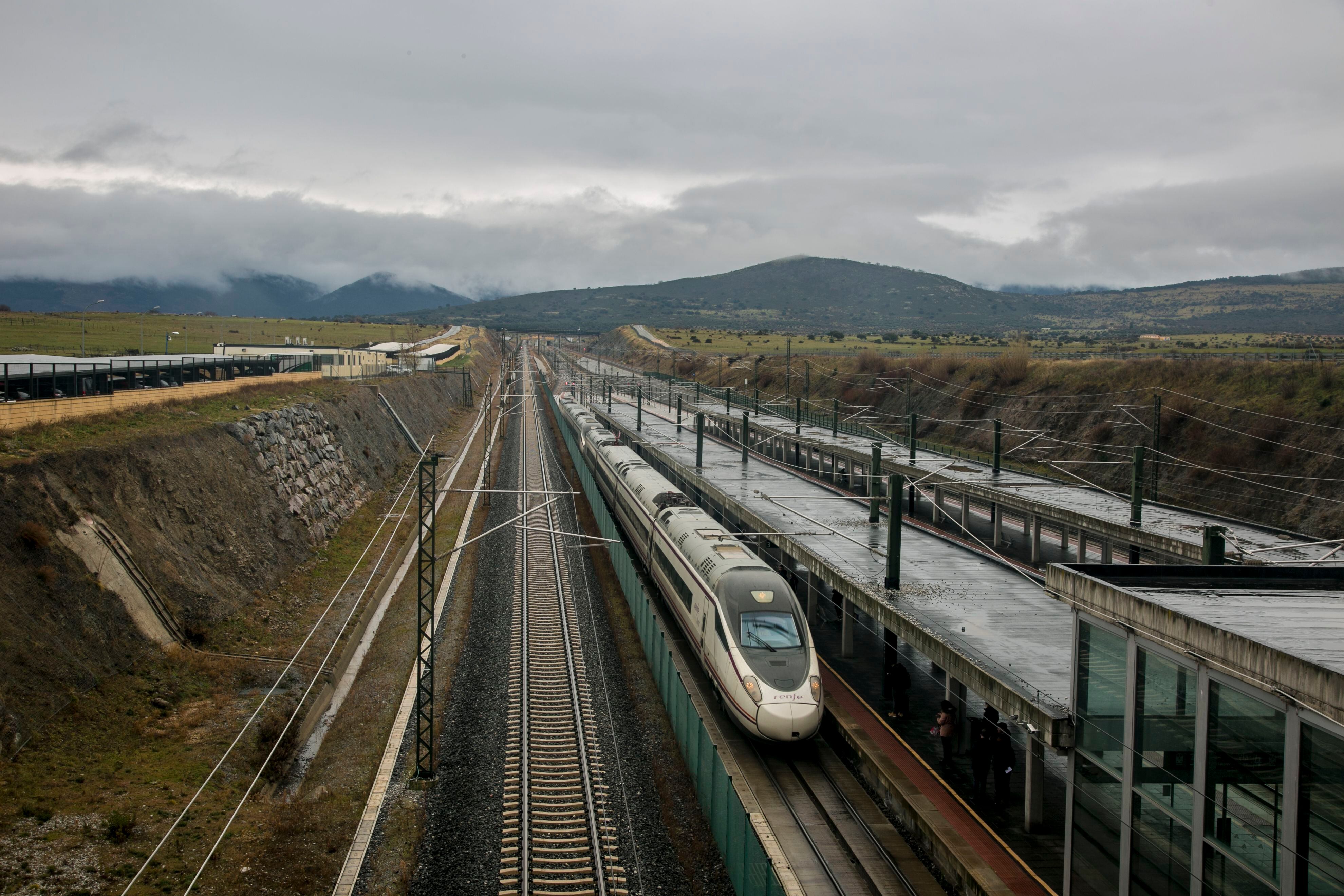 El tren directo de Madrid a Burgos abre una brecha entre el PSOE de Castilla y León y Óscar Puente