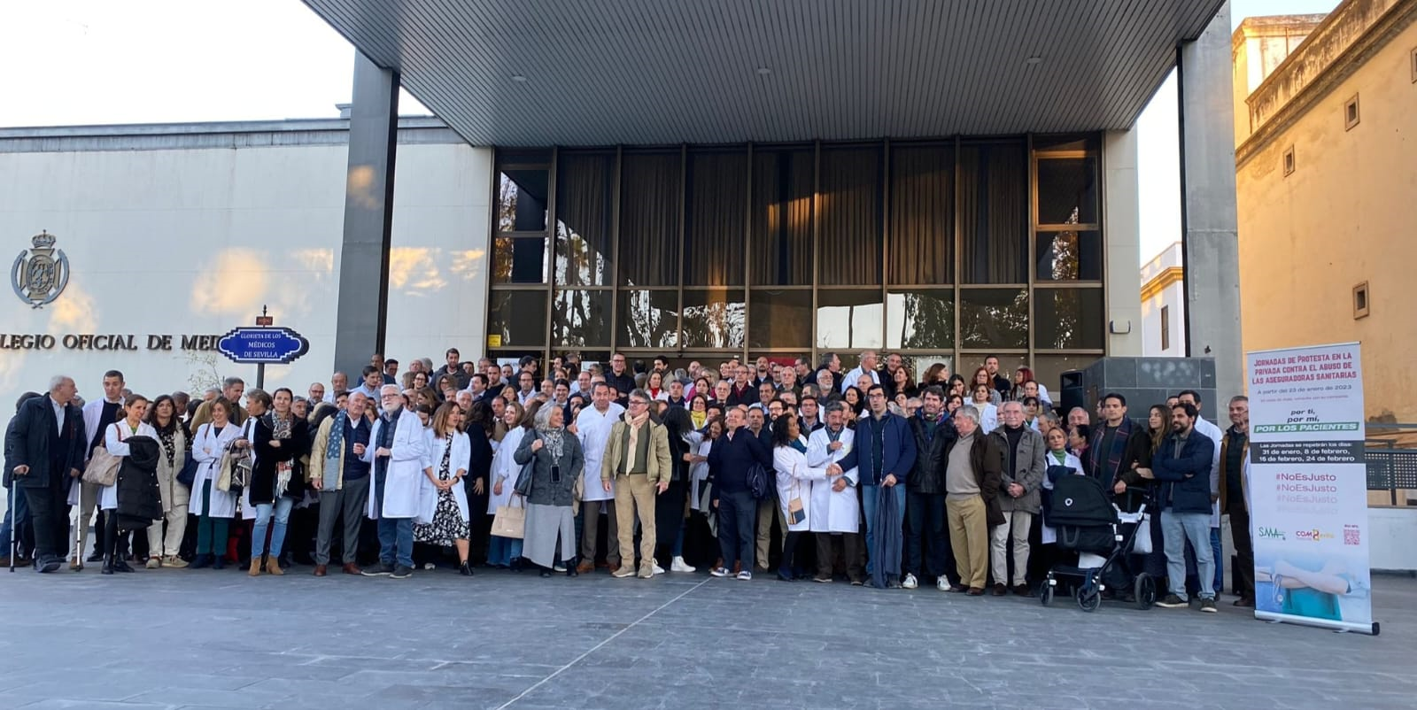 Protesta de médicos privados de la provincia de Sevilla en, a las puertas del Colegio de Médicos de la capital andaluza. / COLEGIO DE MÉDICOS DE SEVILLA