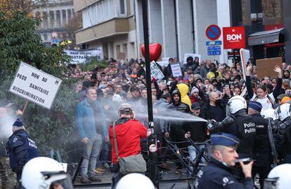 La policía se enfrenta a los manifestantes que se han citado este domingo para protestar contra las medidas anticovid tomadas por Bélgica, este domingo en las cercanías de la estación de Bruselas Nord.