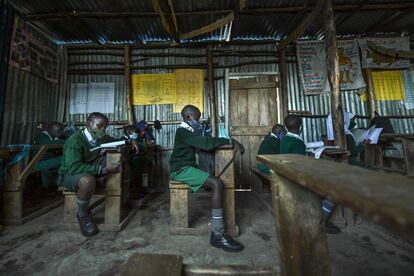 Los alumnos se sientan distanciados en un aula en el colegio Destiny Junior de Mathare, uno de los barrios más deprimidos de Nairobi, en Kenia, el 4 de enero de 2021.