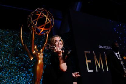 Kate Winslet con su premio a la mejor interpretación femenina en una miniserie por 'Mare of Easttown'.