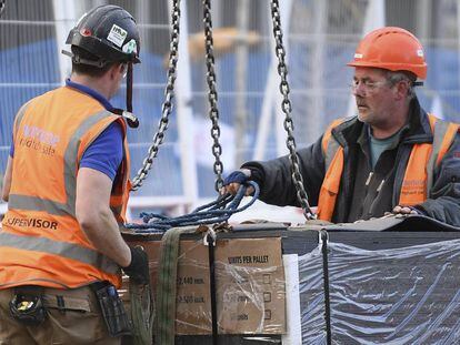 Operarios trabajan en la construcci&oacute;n de un edificio en Londres.