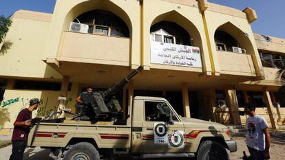 Integrantes de la milicia de Misrata, cerca del aeropuerto de Tr&iacute;poli.