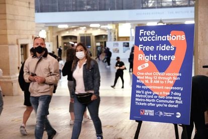 En la ciudad de Nueva York en las estaciones de metro Penn Station, Grand Central Terminal y Broadway Junction, los neoyorquinos y turistas recibirán la vacuna gratis, la dosis única de Johnson & Johnson, y un pase MetroCard gratis por siete días.