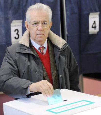 El primer ministro italiano, Mario Monti, deposita su voto en un colegio de Milán, el sábado.