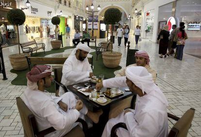 Ciudadanos cataríes se relajan en un cafe del centro comercial Villagio en Doha (Catar).