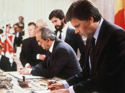 Felipe González, Fernando Morán y Manuel Marín, en la firma de la incorporación de España a la Comunidad Económica Europea, en 1985.