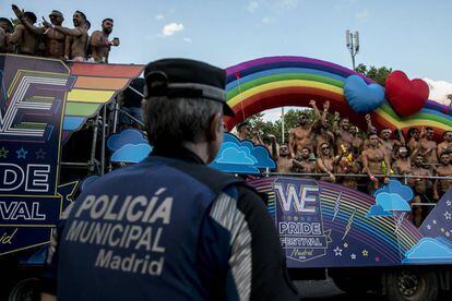 Un policía municipal durante el desfile del Madrid Orgullo el pasado 7 de julio.