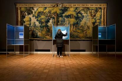 Una mujer prepara su voto, este miércoles en Enschede, Países Bajos.