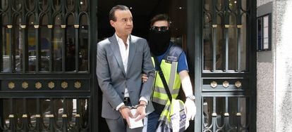 José Luis Aneri sale detenido de su casa después de cuatro horas de registros.