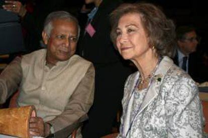 La reina Sofía, junto al banquero y economista bangladesí Mohamed Yunus, creador de los microcréditos, premio Nobel de la Paz 2006 y premio Príncipe de Asturias de la Concordia 1998, durante el acto inaugural de la "4TH Global Social Bussiness Summit", en Viena.