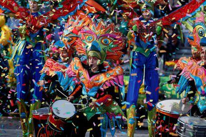 Un gran número de personas actúan en el Desfile de las Flores de la 137ª edición del Carnaval de Niza (Francia).