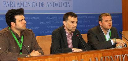 Antonio Maíllo (IU), en el centro, y dos abogados expulsados de Marruecos.