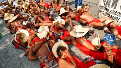 Una multitud de agricultores y pescadores indígenas realiza una protesta "muerta" para dramatizar su difícil situación en Quezon City (Filipinas) el 10 de diciembre de 2012 en Manila, la capital. Los indígenas dumagat, agricultores y pescadores viajaron 350 kilómetros a pie desde la región norteña de Casiguran, Aurora, en un esfuerzo por detener la construcción de una zona de procesamiento de exportaciones. Los agricultores dijeron que el proyecto había desplazado a 3.000 familias y eliminado sus fuentes de sustento.