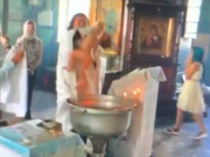 La iglesia ortodoxa suspende a un cura por zarandear bruscamente a un bebé en un bautizo